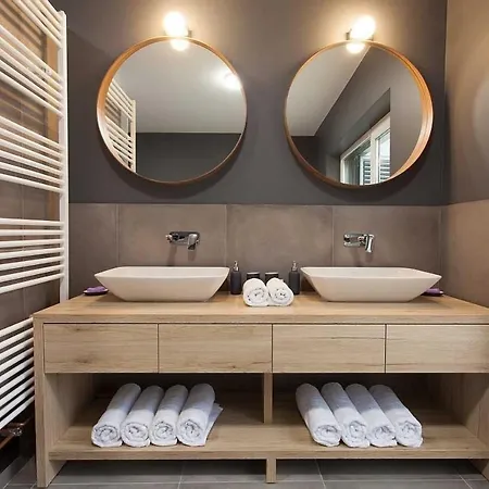 Beautiful Aurora With Private Pool, Sauna And Jacuzzi Kras