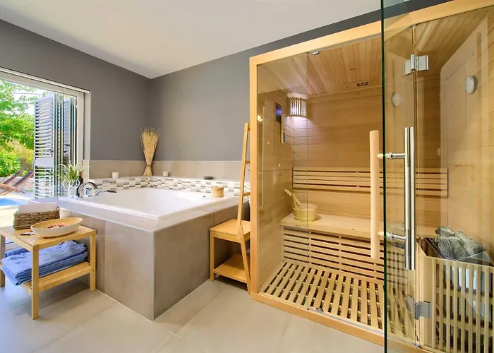 Beautiful Aurora With Private Pool, Sauna And Jacuzzi