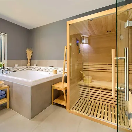 Beautiful Aurora With Private Pool, Sauna And Jacuzzi